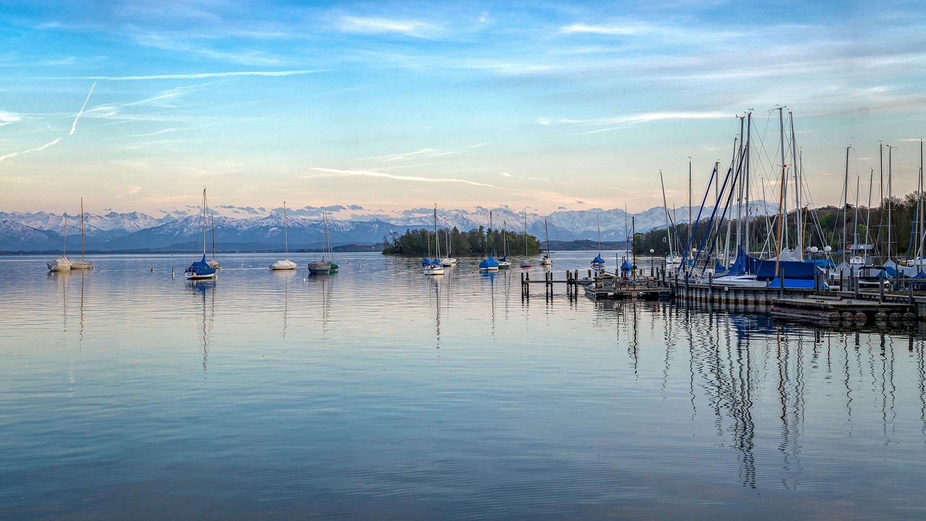 Segelboote auf dem Starnberger See mit Alpenpanorama