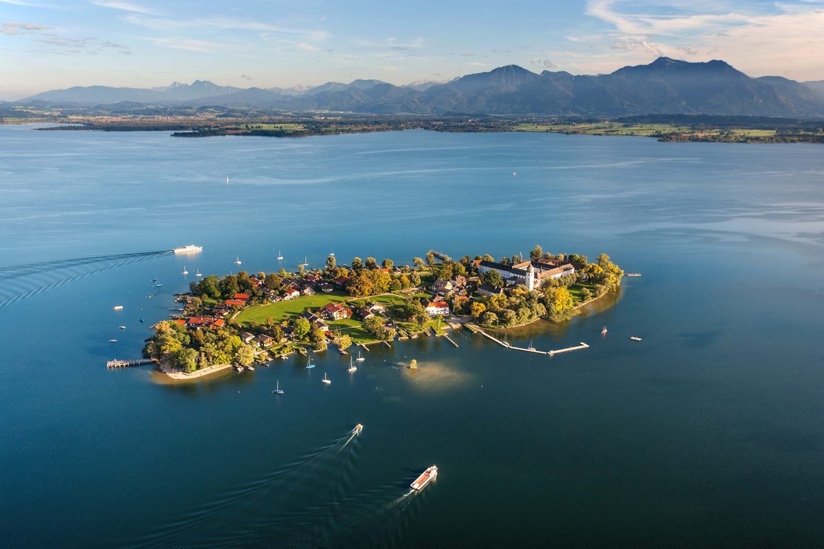 Fraueninsel im Chiemsee vor den Chiemgauer Alpen